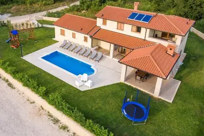 Image de Maison de vacances Nedescina pour 1 - 10 personnes avec 4 chambres à coucher - Maison de vacances