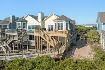 Image de Somerset's Lighthouse: Oceanfront | Shared Pool