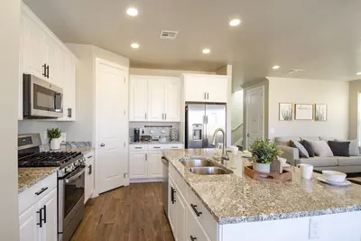 Image de 5 Bed 4 Bath Spotless Home \/ Sleeps 19 \/ New Pool with Slide and Lazy River!