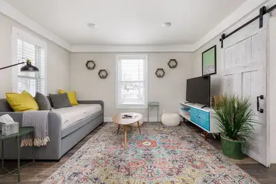 Image de Contemporary Mid-Century Style | Downtown | Ac |