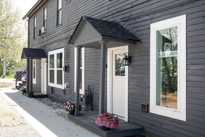 Image de Two Lower Level Apartments | Ac | Downtown | Walkable |
