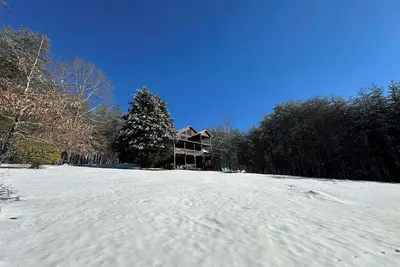 Spacious Blue Ridge Mountain Cabin. Great location & beautiful views!