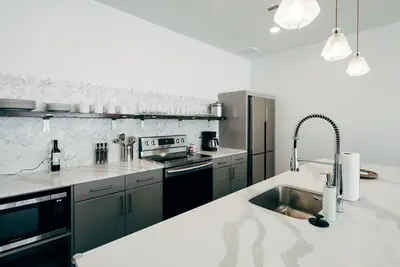 Image de Quietly Exquisite 3br\/2ba Suite - Private Balcony, Soaking Tub, Pool, Gym + Cafe