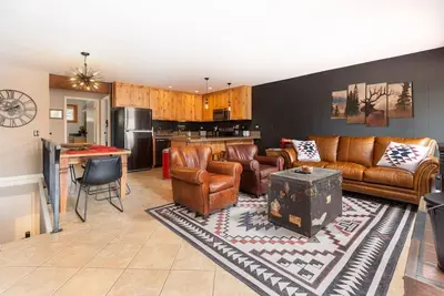 Image de Newly Renovated Cozy Spacious 3 bedrooms with 6 beds. Walk to the Village!