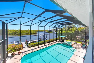 Image de 5-Bedroom Family Beach & Pool House on Bonita Beach  | Sleeps 11