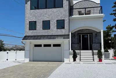 Image de Harvey Cedars, New Construction 2024! 5 Br, 4. 5 baths, Ocean block!