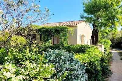 Image de Maison avec piscine, climatisation, proche de la plage