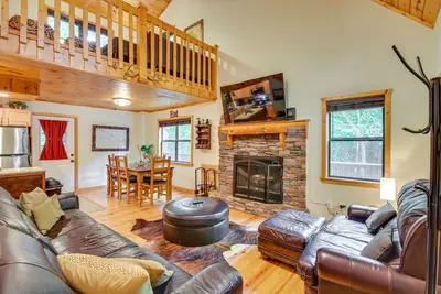 Image de Spacious Cabin w\/ Furnished Deck + Hot Tub!