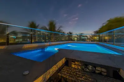 Image de 24 Br Rooftop Pool Old City Party Friendly
