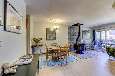 Image de 5 mins to Pearl Street Mall and 1 min walk to gorgeous trails! ! !