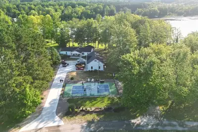 Image de ~ Lakefront Pickleball Home ~