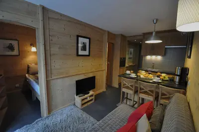 Image de cosy et fonctionnel appt 4 personnes, avec départ ski aux pieds.