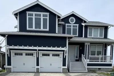 Image de Oceanfront at Sandy Point Shores.