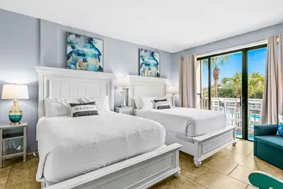 Image de Bright, second-floor studio with high-speed WiFi & pool view - walk to the bay