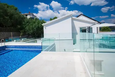 Image de Maison de vacances Okrug Donji pour 1 - 9 personnes avec 3 chambres à coucher - Maison de vacances
