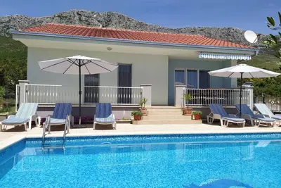 Image de Maison de vacances Kastel Gomilica pour 1 - 6 personnes avec 3 chambres à coucher - Maison de vacanc
