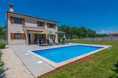 Image de Günstig Gelegene Neubau-villa mit Pool
