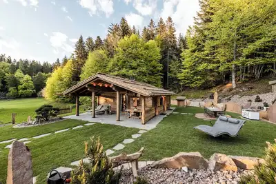 Image de La Mendola Alm-Chalet dans le Trentin/Tyrol du Sud avec vue sur la montagne, sauna, jardin et Wi-Fi
