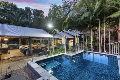 Image de 2 x queen bedrooms, 2 x ensuite's, 1 guest lounge, outdoor bbq kitchen and pool.