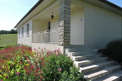 Image de Maison Indépendante avec Grand Jardin, Cheminée, Wifi et Équipements de Loisirs à Agonac