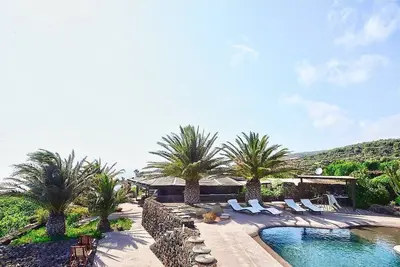 Image de Villa Meriggio C: A characteristic and welcoming dammuso with the fascination of the typical and ancient houses of the island.