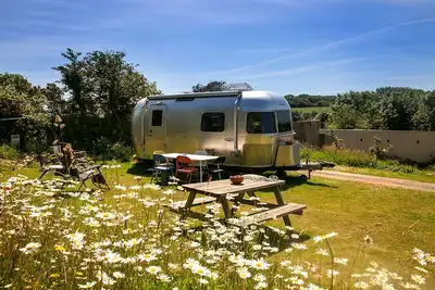 Image de Funky Airstream with stunning tin mine views -10mins Surfing & Swimming Beaches