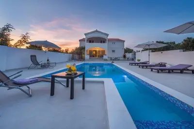 Image de Maison de vacances Lozovac pour 1 - 8 personnes avec 4 chambres à coucher - Maison de vacances