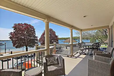 Image de Wrigley Beach House |Great Views of Lake |2nd Floor |Balcony |Steps to Beach & Shopping |Parking