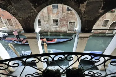Image de Red Rose: grand appartement dans un bâtiment historique
