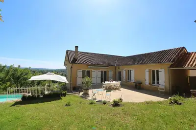 Image de Vue**** Sur La Vezere & Commerces Et Restaurants Accessibles A Pied