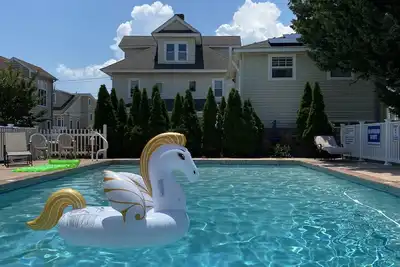 Image de Vintage Luxe Condo with (Nearly) Private Pool in Wildwood Crest