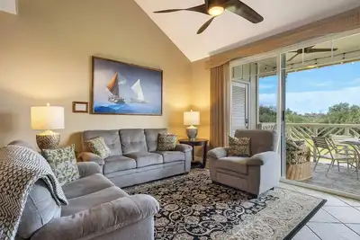 Image de Renovated Penthouse near Beach - sleeps 6!