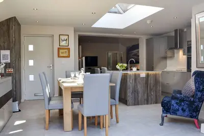 Image de Just love the hot tub and large open plan living of this beautifully presented terrace cottage.