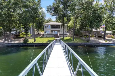 Image de Family Lakefront Home with Large Private Dock with Boat Slip