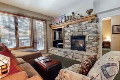 Image de Mammoth Green 111 Cozy, Walk to Eagle Lodge, Private Washer Dryer by RedAwning