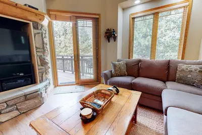 Image de Mammoth Green 214 Quiet, Remodeled, Private Washer Dryer, Bbq Grill, Walk to Eagle Lodge by RedAwning
