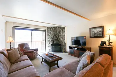 Image de Summit 55 Updated Condo, Walk to Eagle Lodge by RedAwning