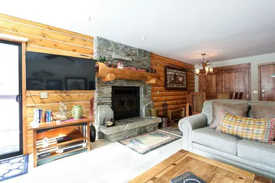 Image de Summit 81 Remodeled, Cozy, Walk to Eagle Lodge by RedAwning