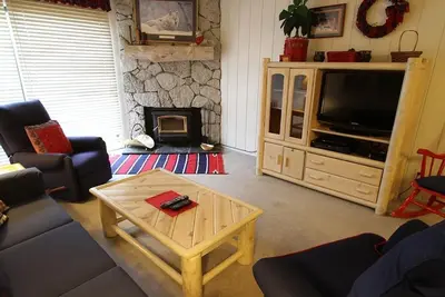 Image de Summit 234 Pet-Friendly, Quaint, Walk to Eagle Lodge by RedAwning