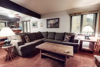 Image de Wildflower 37 Cozy, Quaint, Walk to Shop and Restaurants by RedAwning