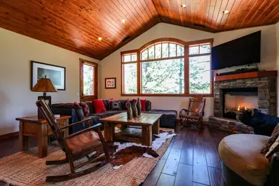 Image de Graystone 2088 Elegant Large Mountain Home with Private Jacuzzi, Close to Eagle Lodge by RedAwning