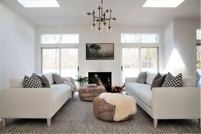 Image de 3 bedroom 2 Bathroom East Hampton Home with Heated Salt Water Pool