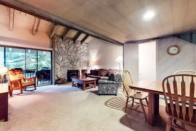 Image de Snowcreek I 82 Spacious Yet Cozy Condo with Private Washer Dryer by RedAwning