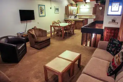 Image de Mammoth West 111 Cozy Condo, Just A Short Walk to Canyon Lodge by RedAwning
