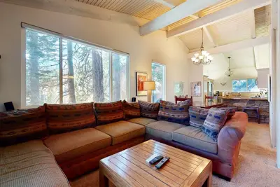 Image de Mammoth West 115 Updated Condo, Just A Short Walk To Canyon Lodge by RedAwning