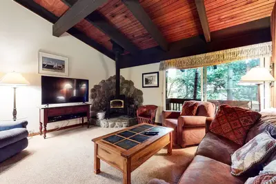 Image de Mammoth West 101 Updated Condo, Just A Short Walk to Canyon Lodge by RedAwning