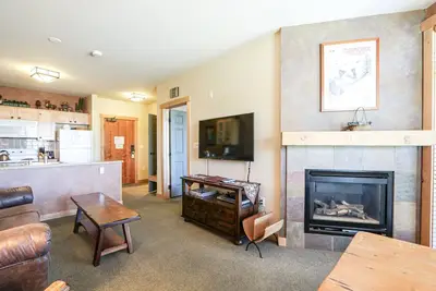 Image de Sunstone 103 Updated Condo At Sunstone Lodge with Great Complex Amenities, near Ski-In Ski-Out by RedAwning