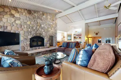 Image de Mammoth West 137 Updated Deluxe Condo, Just A Short Walk to Canyon Lodge by RedAwning