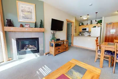 Image de Sunstone 208 Updated Ski-In Ski-Out Condo At Sunstone Lodge with Great Complex Amenities by RedAwning