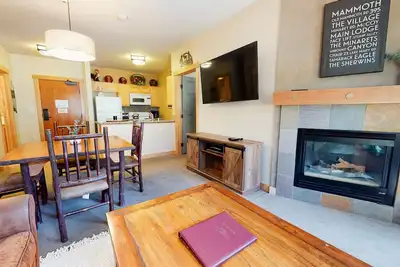 Image de Sunstone 114 Updated Ski-In Ski-Out Condo At Sunstone Lodge with Great Complex Amenities by RedAwning